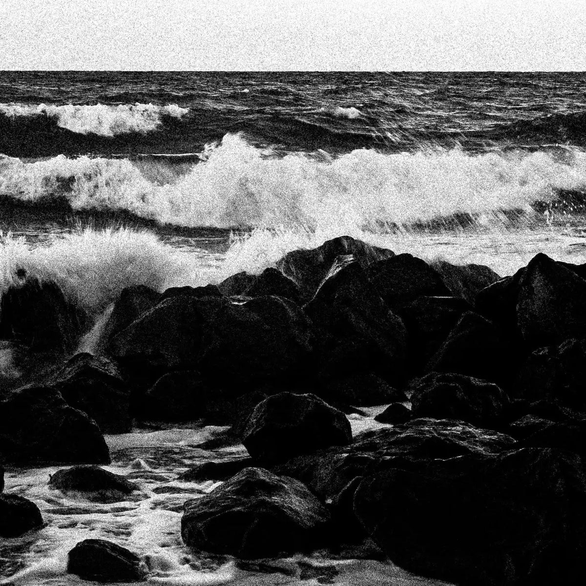 Santorini, Waves crushing on a boulder | Chorōs | Black-and-white wall art photography from Greece - detailed view