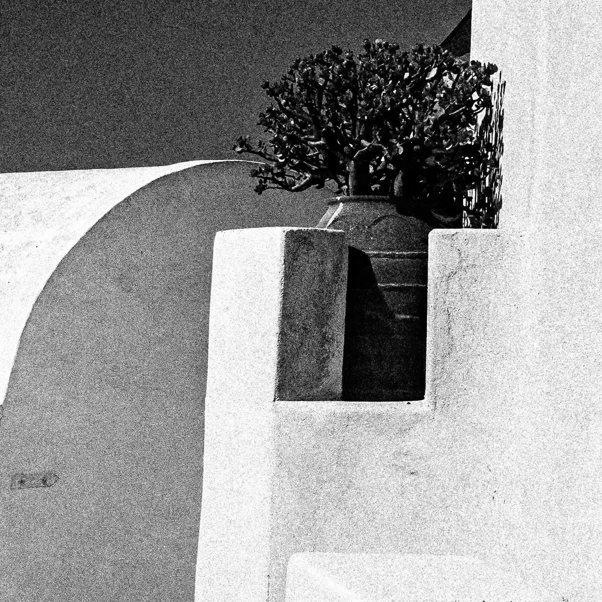 Narrow Alley at Emporio | Santorini | Chorōs | Black-and-white wall art photography from Greece - detailed view
