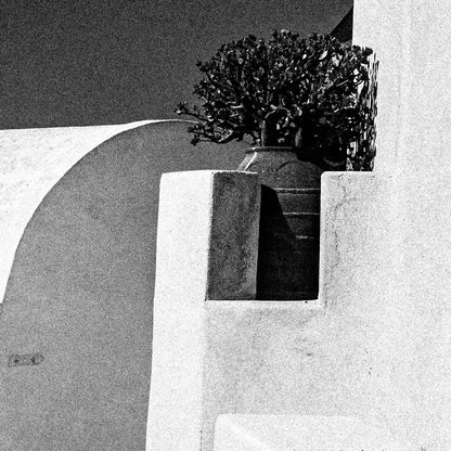 Narrow Alley at Emporio | Santorini | Chorōs | Black-and-white wall art photography from Greece - detailed view